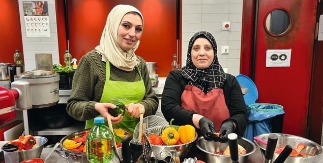 »Hier riecht es immer gut«: Hebatollah Rahmon (links) und Shahrazad Hamo in der Küche von Chickpeace (Foto: Constanze Bandowski)