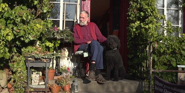 Besuch willkommen: »Röbi« Widmer-Demuth mit seinem Hund. (Foto: mindjazz-pictures.de)
