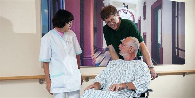 Zeit und Zuwendung: Phil Winters engagiert sich als »Grüner Herr« in einem Heidelberger Krankenhaus (Foto: Grüne Damen und Herren / Peter Vogel)
